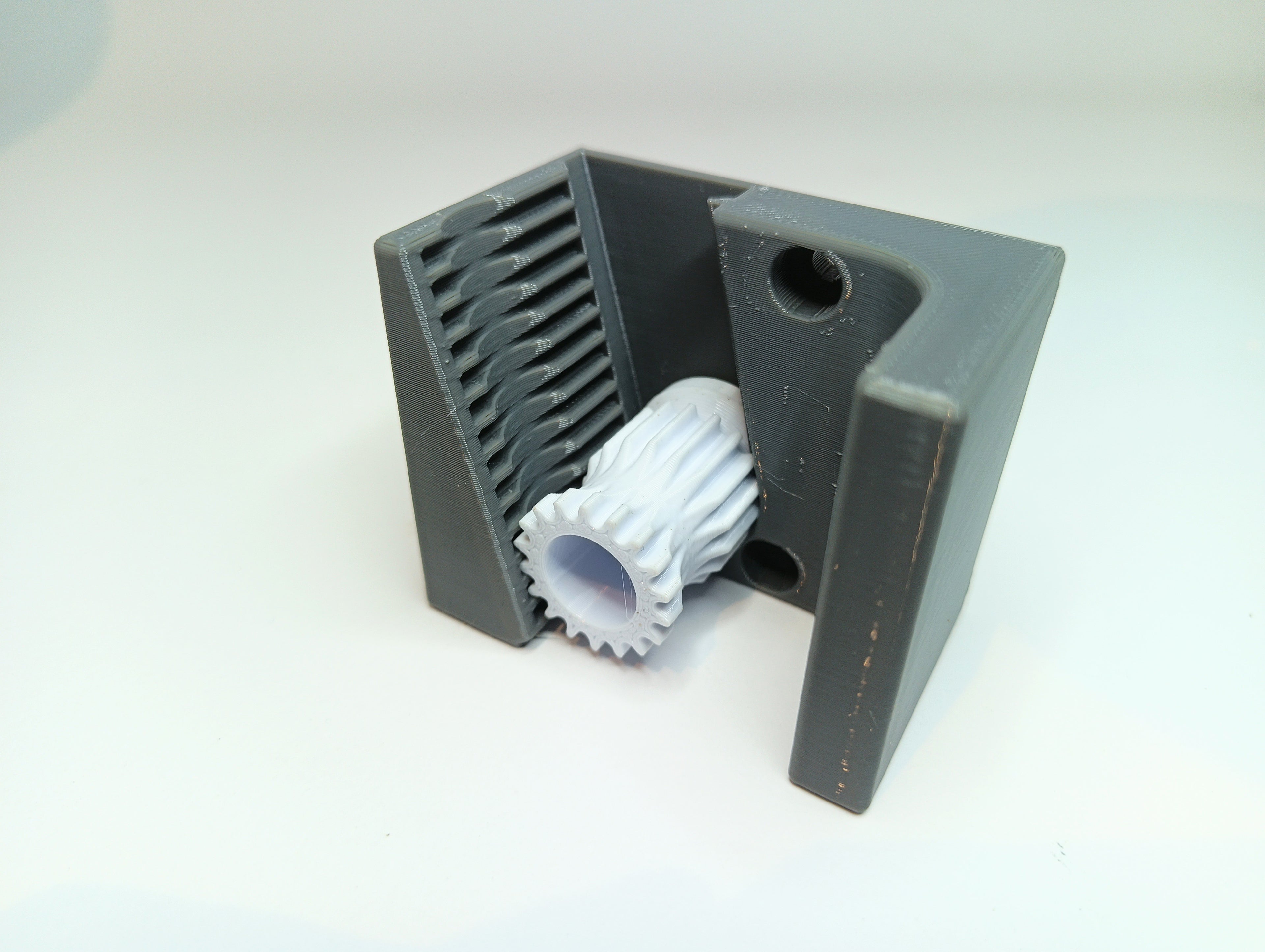 Gravity broom holder (20mm-26mm)