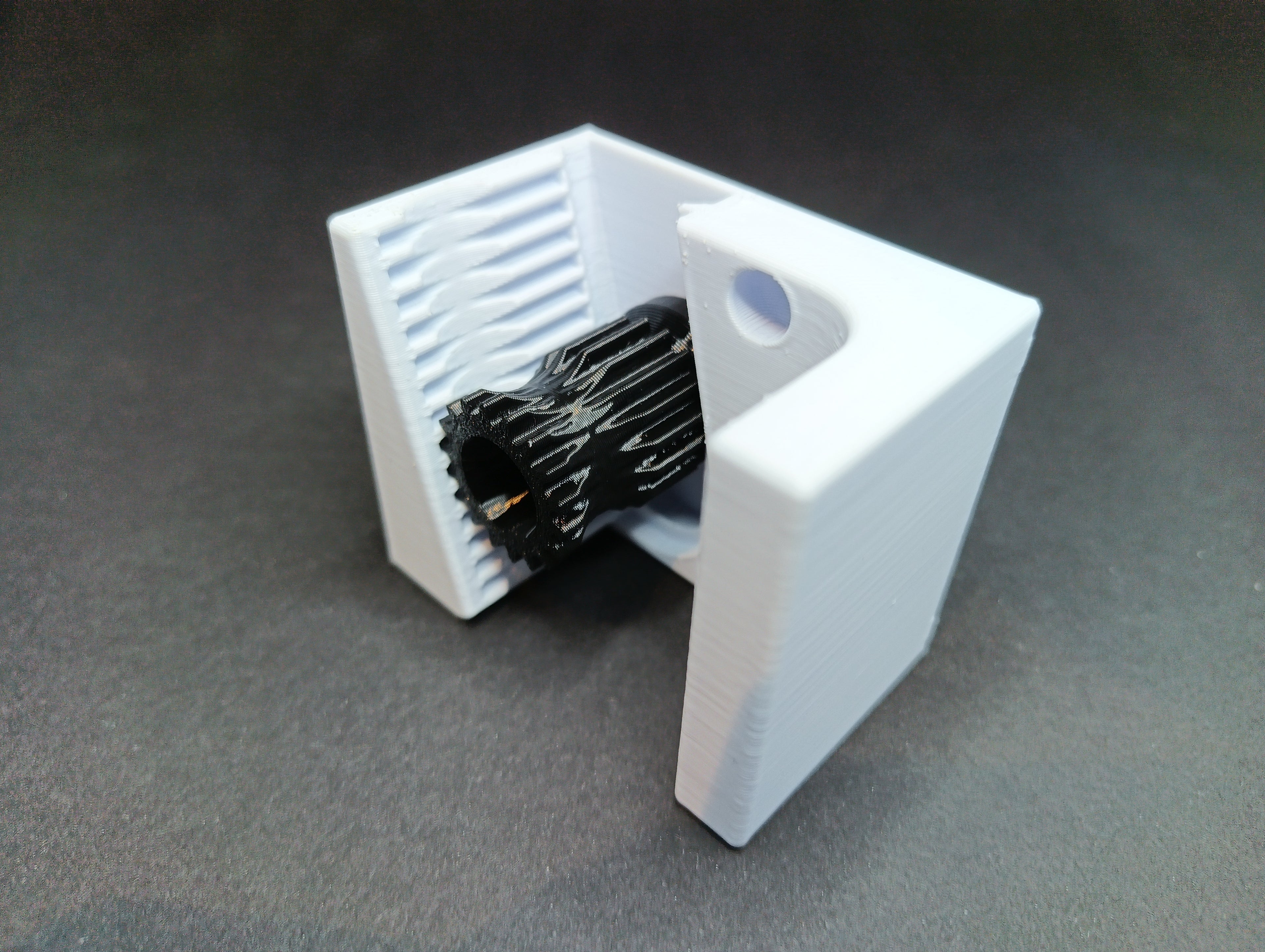 Gravity broom holder (20mm-26mm)