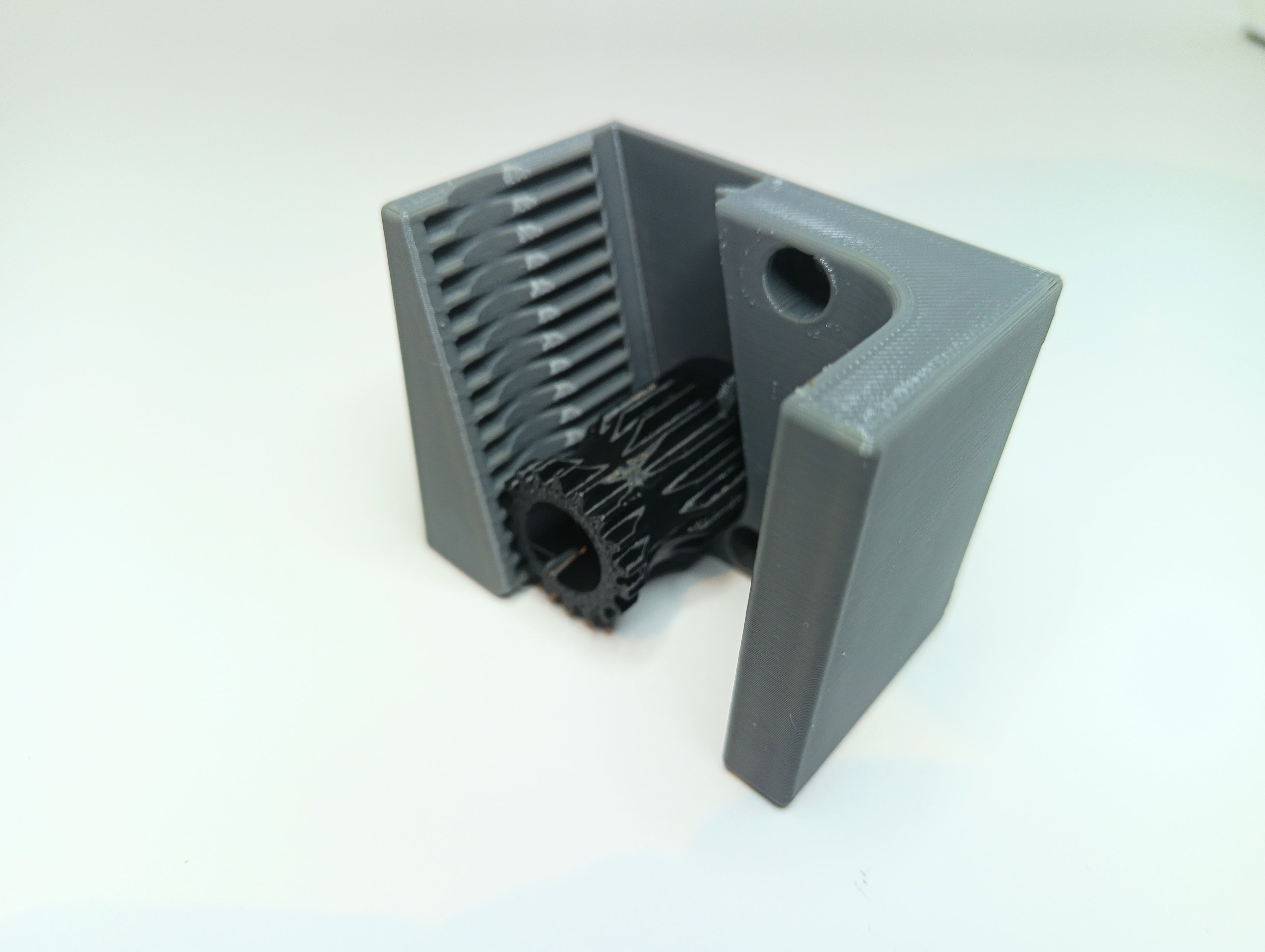 Gravity broom holder (20mm-26mm)