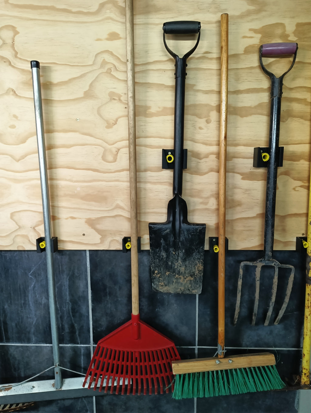 Gravity broom holder (20mm-26mm)